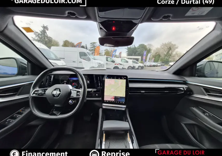 Vue intérieure avant du Renault Austral 2023 avec tableau de bord noir, écran tactile vertical et volant multifonctions.