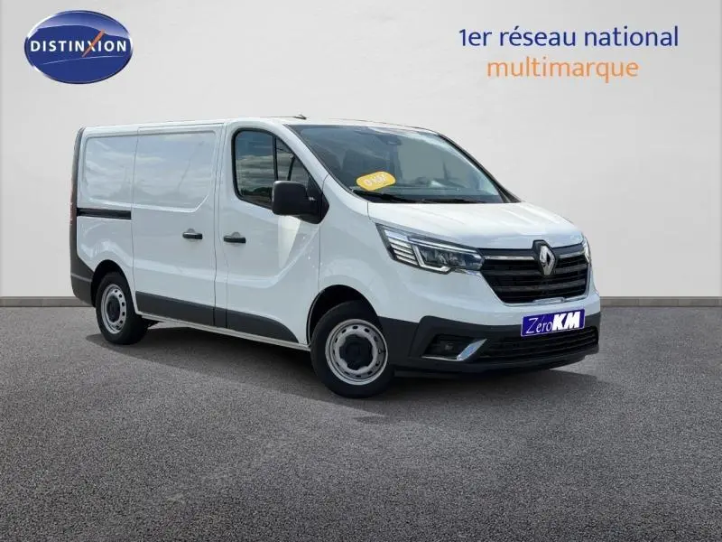 Renault Trafic Fourgon blanc Glacier vu en 3/4 avant droit, avec calandre noire et jantes acier simples.