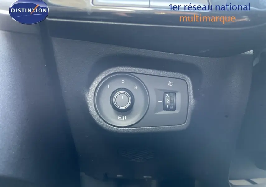 Gros plan sur le réglage des rétroviseurs côté conducteur de la MG3 1.5L Hybrid+ 2025, intérieur noir.