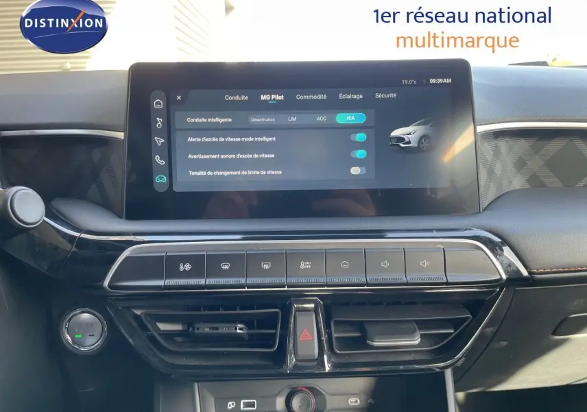 Vue intérieure centrée sur la console centrale et l'écran tactile du MG3 1.5L Hybrid+ 2025 en Como Blue Metal.