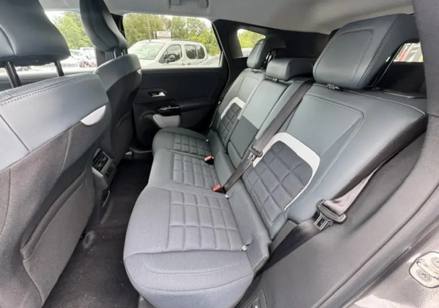 Vue intérieure côté droit des sièges arrière gris bleu du Citroën C5 Aircross 2026 avec ceinture de sécurité visible.