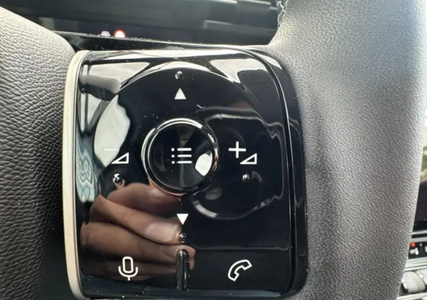 Gros plan sur les commandes noires du volant du Citroën C5 Aircross 2026, avec boutons de volume et appel.
