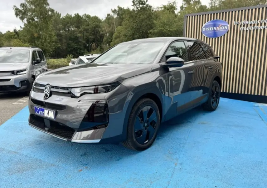 Citroën C5 Aircross gris Platinium vue 3/4 avant droit, jantes noires et calandre moderne distinctive.
