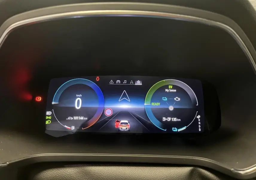 Tableau de bord numérique du Renault Captur 1.6 E-Tech Hybride, affichage vitesse, autonomie et mode EV.