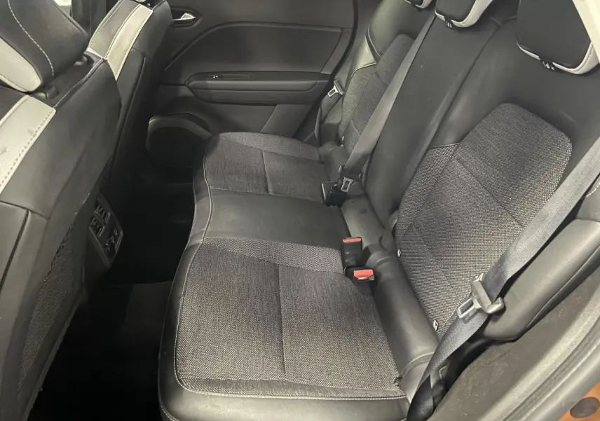 Vue intérieure de la banquette arrière noire et grise du Renault Captur 1.6 E-Tech Hybride rechargeable 2022.