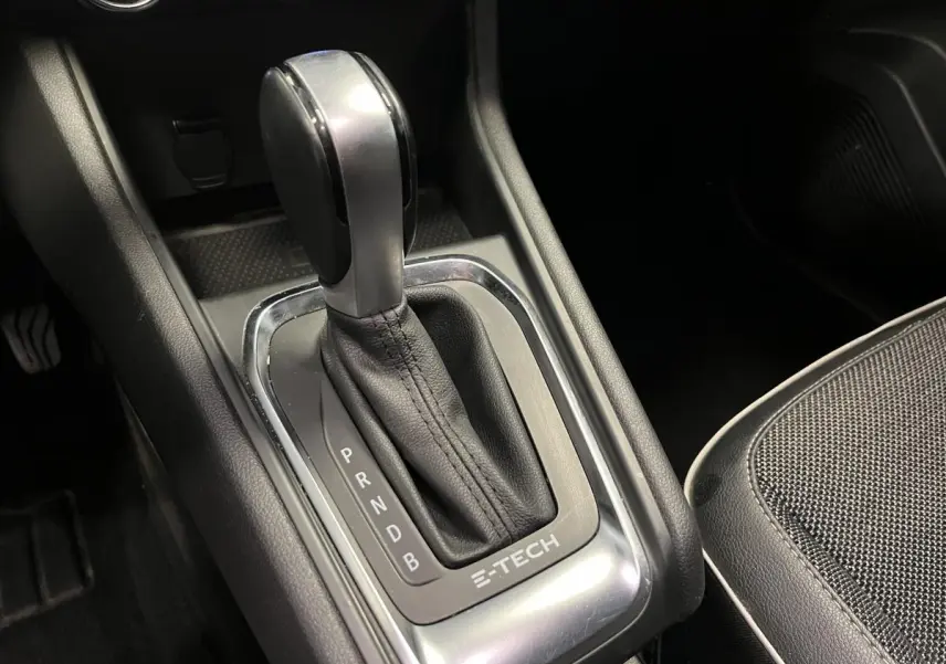 Le levier de vitesses automatique E-Tech du Renault Captur 1.6 hybride rechargeable, vue rapprochée intérieure.