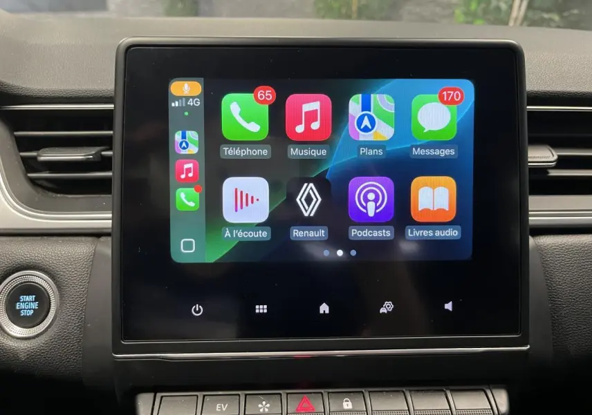 Écran tactile multimédia avec interface smartphone dans le tableau de bord du Renault Captur 1.6 E-Tech Hybride rechargeable.