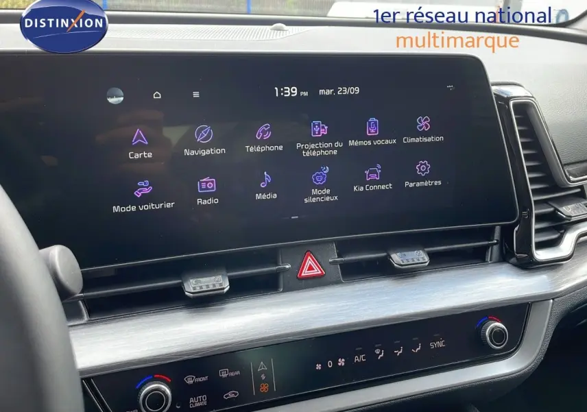 Écran tactile central affichant les options multimédia et climatisation du Kia Sportage 2025, vue intérieure avant.