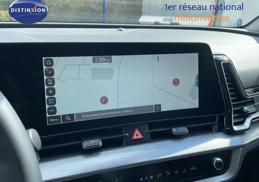 Écran tactile central affichant la navigation dans l'habitacle noir du Kia Sportage gris foncé, vue de face.