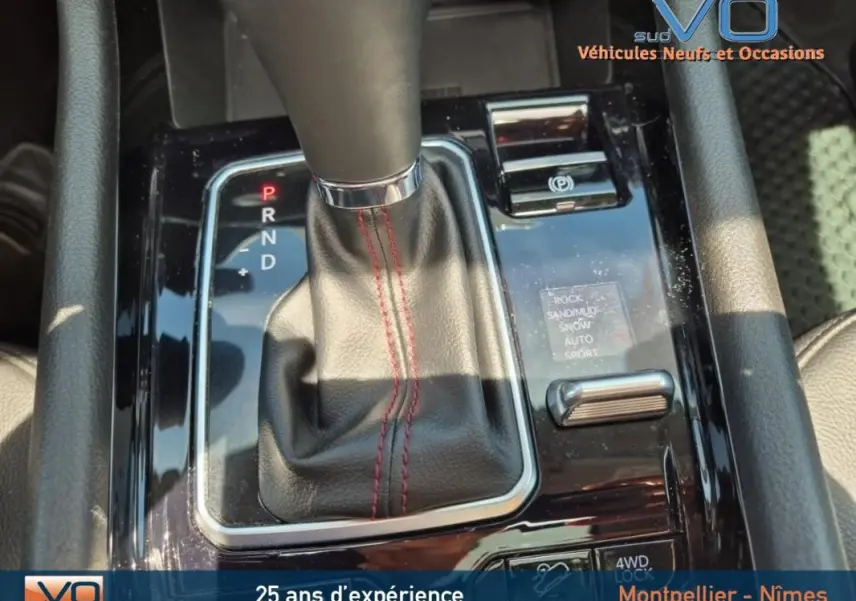 Le levier de vitesses automatique avec surpiqûres rouges du Jeep Compass Trailhawk 2022 en gros plan intérieur