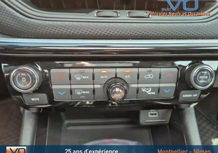 Tableau de bord du Jeep Compass gris foncé 2022, vue rapprochée des commandes climatisation et audio.