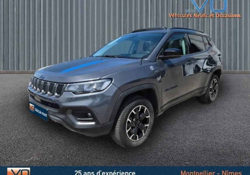 Jeep Compass Trailhawk gris foncé vu en 3/4 avant droit, avec jantes noires et détails robustes 2022.