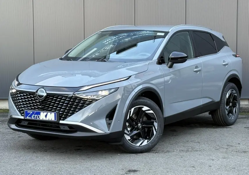 Nissan Qashqai III e-Power gris Ceramic en 3/4 avant droit, avec calandre noire et jantes alliage 18 pouces.