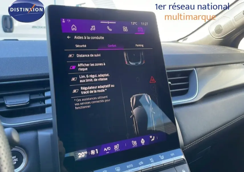 Tableau de bord numérique du Renault Symbioz 2025 affichant vitesse à 0 km/h, autonomie 590 km et indicateurs hybrides.