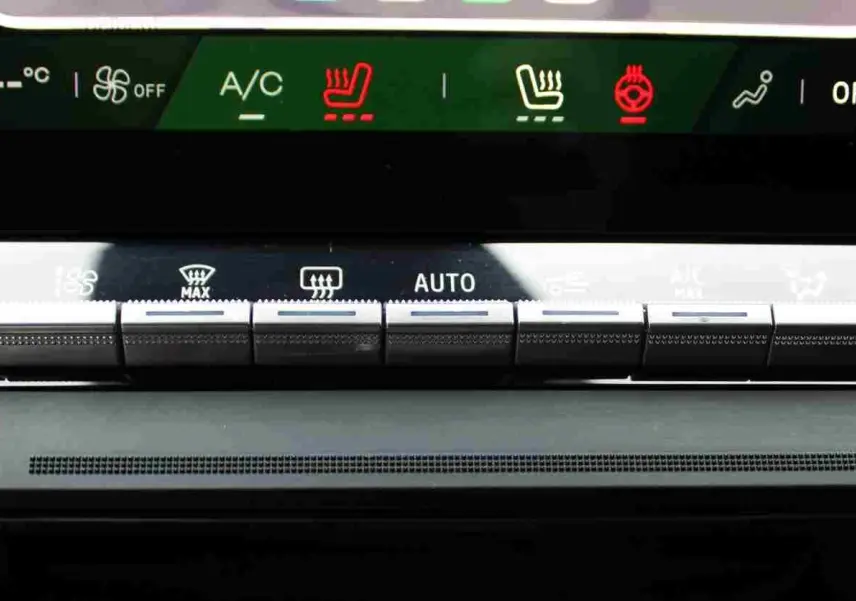 Gros plan sur la console centrale du Renault Symbioz bleu iron metal, montrant les commandes climatisation et boutons tactiles.