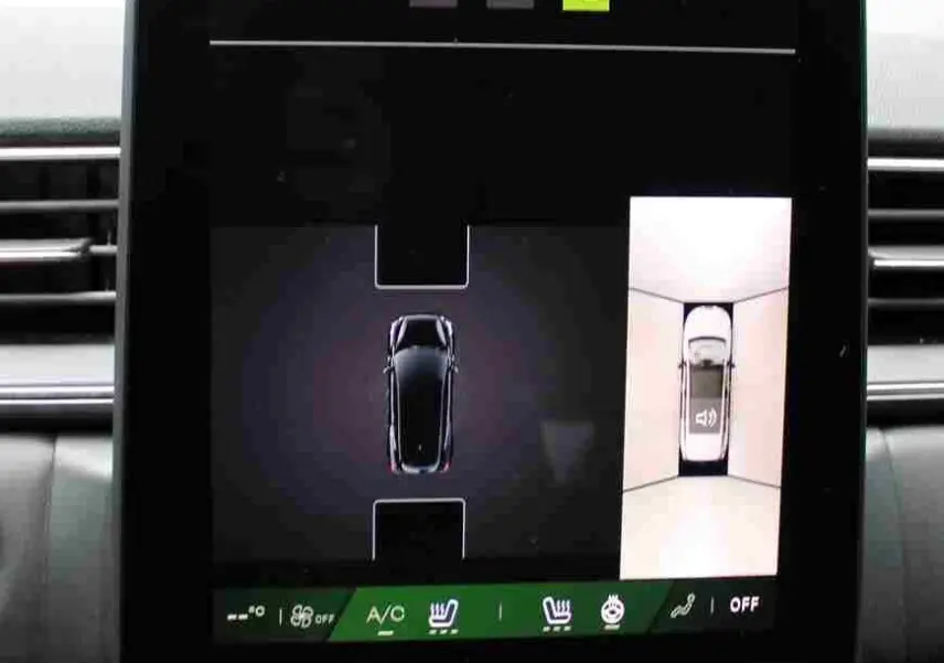 Écran tactile intérieur du Renault Symbioz 2025 affichant la vue caméra 360° et les commandes climatisation.
