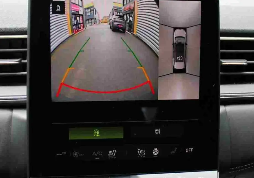 Écran central de la Renault Symbioz 2025 montrant la caméra de recul et la vue 360° du véhicule en intérieur noir.