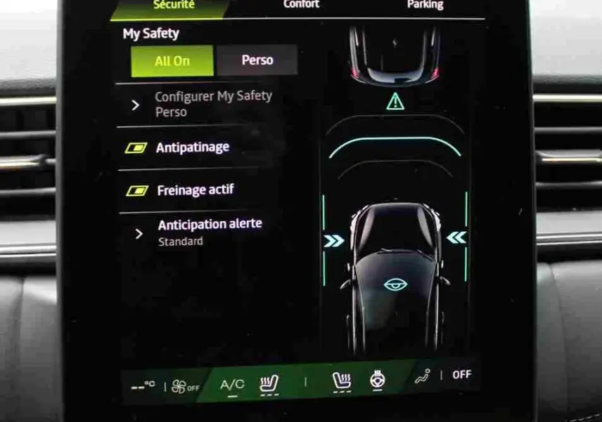Écran tactile central du Renault Symbioz 2025 montrant les aides à la conduite avec interface en mode sécurité.