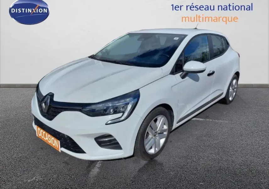 Renault Clio blanc vue 3/4 avant droit, avec feux LED et jantes alliage, stationnée sur sol gris.