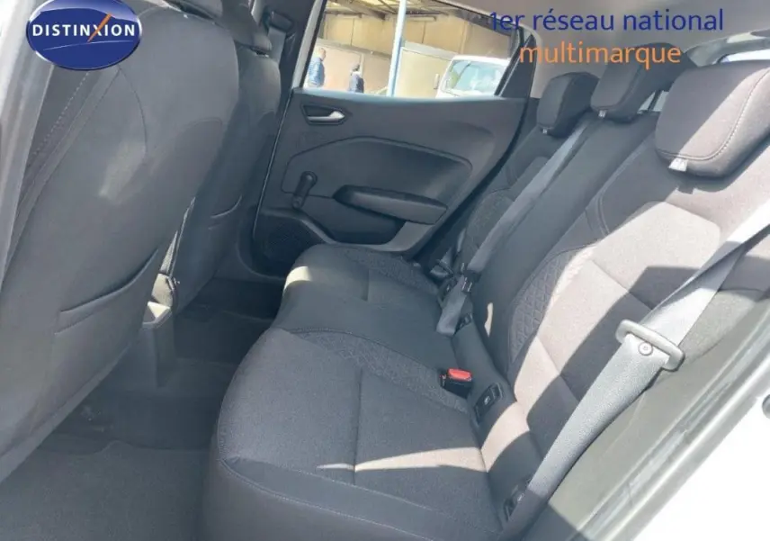 Vue intérieure côté droit des sièges arrière en tissu gris d'une Renault Clio blanche 2021, avec ceinture de sécurité visible.