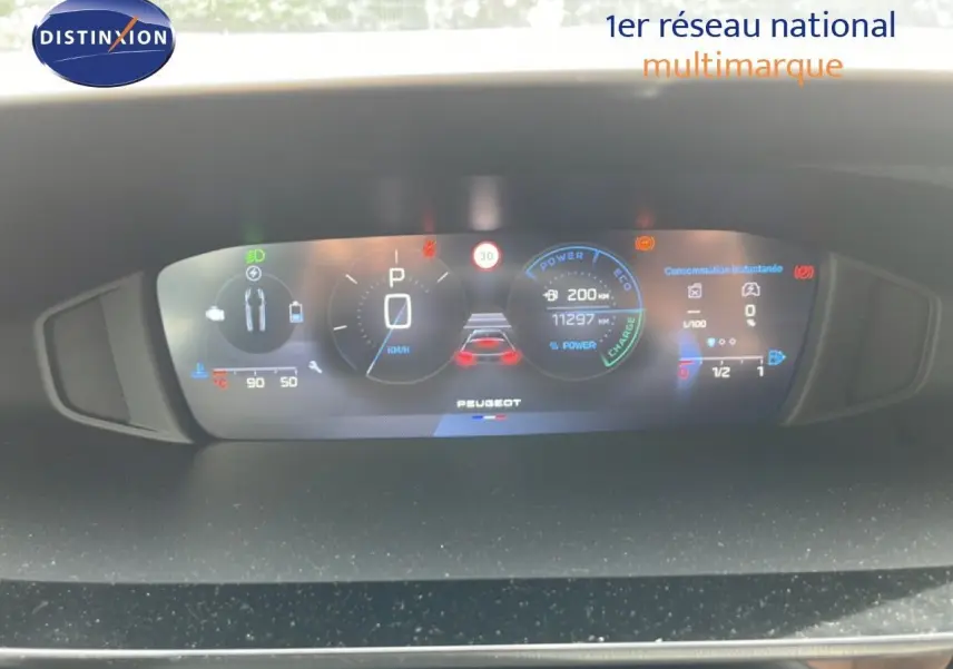 Tableau de bord numérique de Peugeot 308 SW Hybrid 2025 affichant la vitesse, autonomie et consommation instantanée.