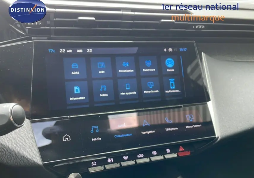 Vue rapprochée de l’écran tactile central du Peugeot 308 SW noir métal, affichant les options multimédia et climatisation.