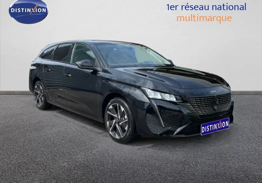 Peugeot 308 SW noir métal vue 3/4 avant droit, avec calandre distinctive et jantes alliage biton.