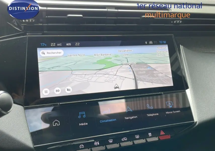 Vue rapprochée de l’écran tactile central noir affichant la navigation GPS dans l’habitacle d’une Peugeot 308 SW 2025.