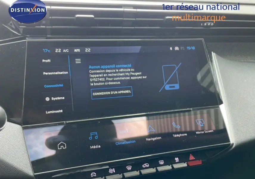 Vue rapprochée de l’écran tactile central du tableau de bord de la Peugeot 308 SW noir métal, affichant les options de connectivité.