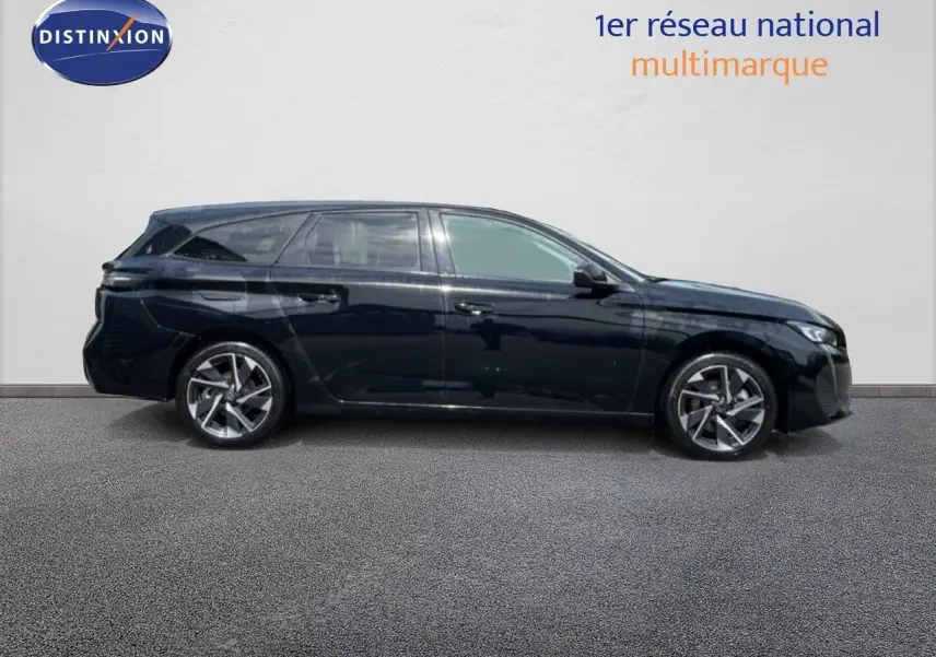 Peugeot 308 SW noir métal vue de profil côté gauche, break hybride 2025 avec jantes alliage distinctives.