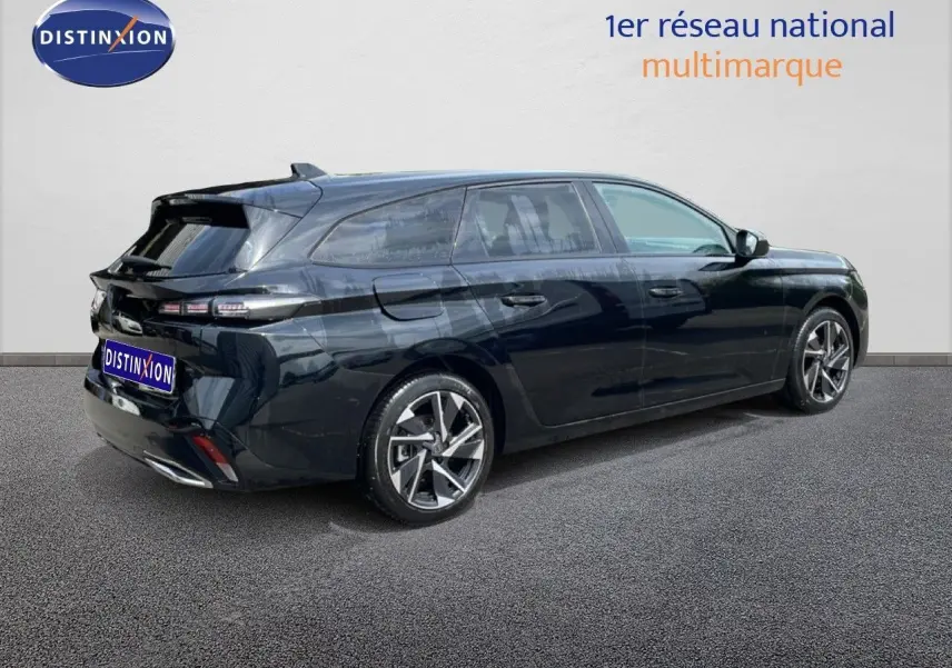 Peugeot 308 SW noir métal vue 3/4 arrière côté droit, avec jantes alliage et feux arrière LED distinctifs.