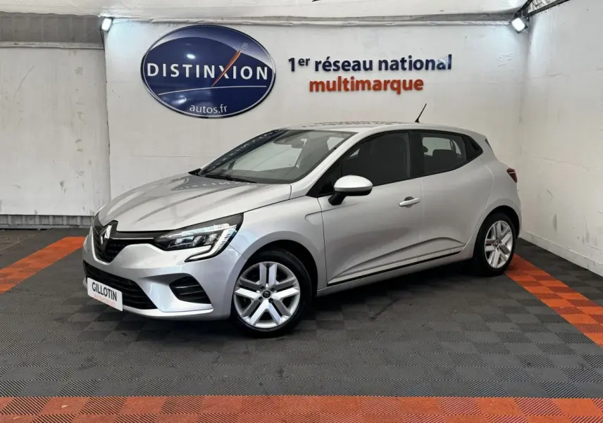 Renault Clio Business E-TECH 140 gris clair vue 3/4 avant droit dans un showroom avec sol noir et orange.