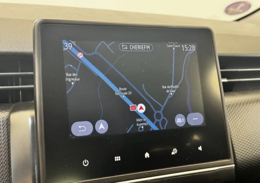 Écran tactile central affichant la navigation 3D dans l’habitacle d’une Renault Clio Business E-TECH 140 gris clair.