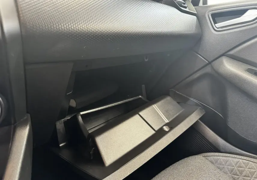 Vue intérieure côté passager de la boîte à gants ouverte dans une Renault Clio Business E-TECH 140 gris clair.