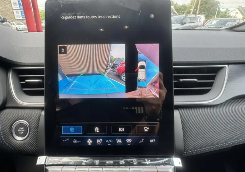 Écran tactile central affichant la caméra de recul et vue 360° dans l’habitacle d’une Renault Symbioz gris Cassiopée.