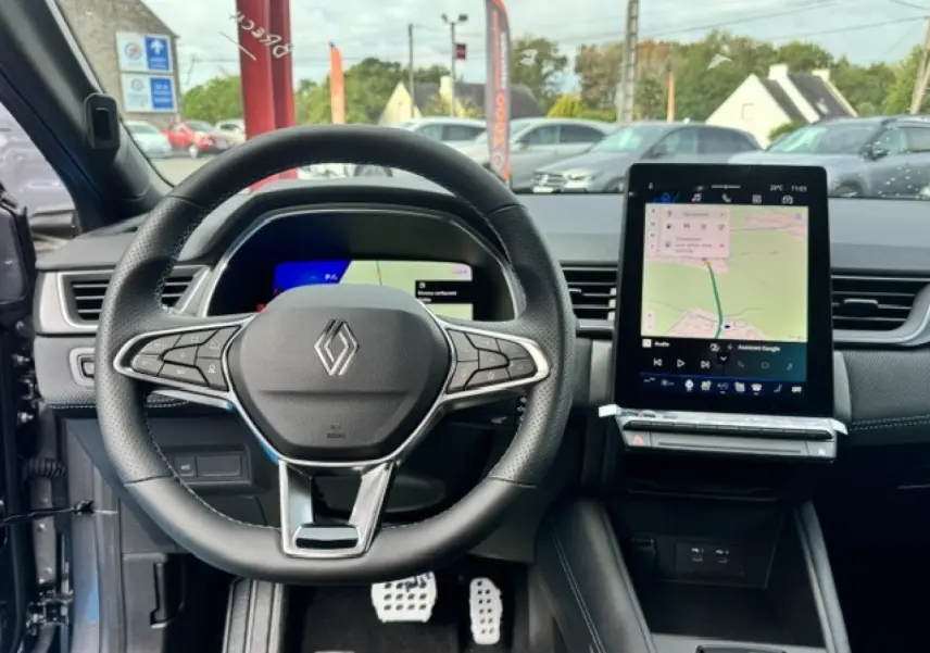 Vue intérieure frontale du volant multifonction Renault Symbioz gris Cassiopée avec écran tactile central et tableau de bord numérique.