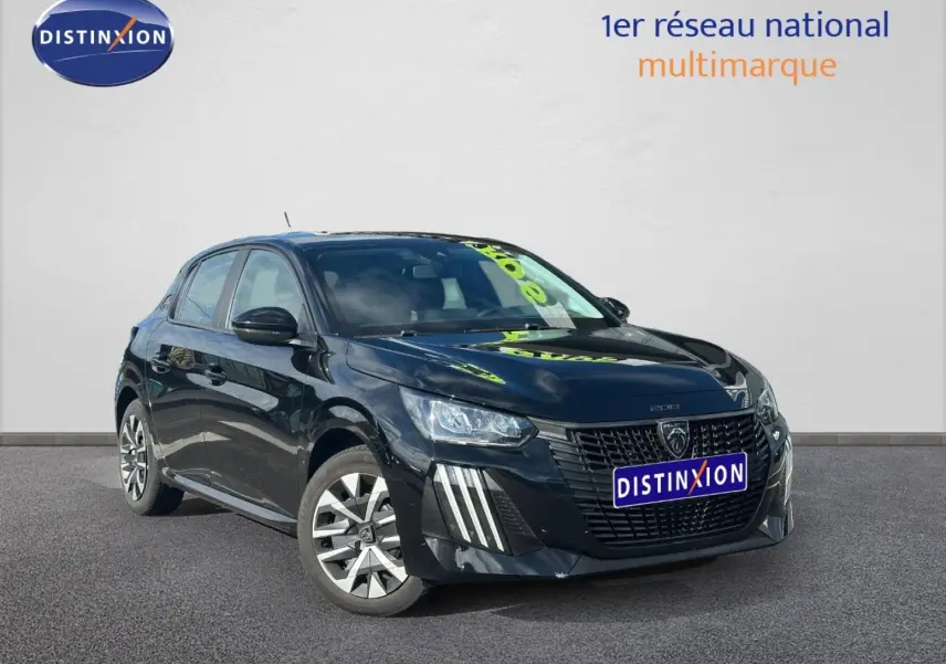 Peugeot 208 hybride noir Perla Nera vue 3/4 avant, avec calandre distinctive et feux LED verticaux.