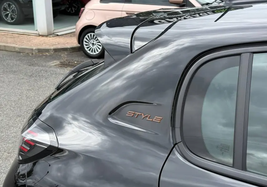 Vue arrière côté droit de la Peugeot 208 noire Perla Nera avec logo Style sur la custode et feux arrière LED.