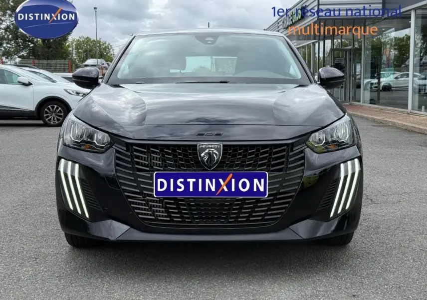 Vue frontale d'une Peugeot 208 noire Perla Nera avec phares LED verticaux distinctifs, sur parking extérieur.