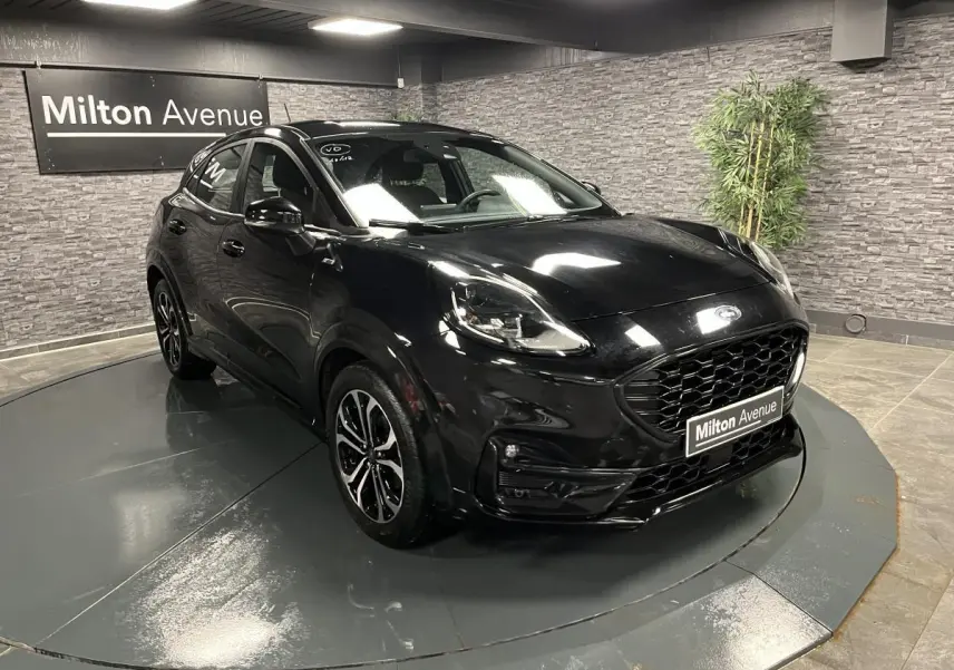 Ford Puma noir vue 3/4 avant droit, avec calandre noire et jantes alliage 17 pouces bicolores.