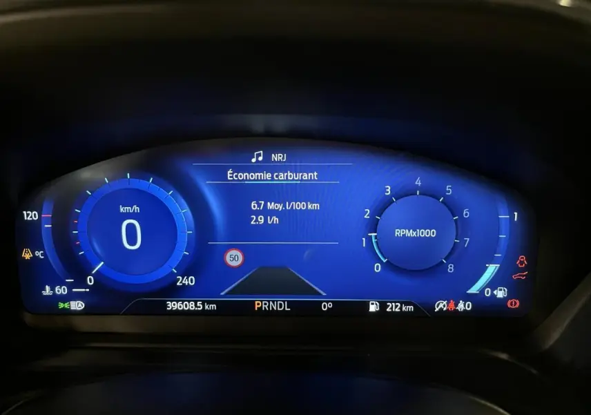 Combiné d'instrumentation numérique bleu du Ford Puma 2023 affichant vitesse, régime moteur et économie de carburant.