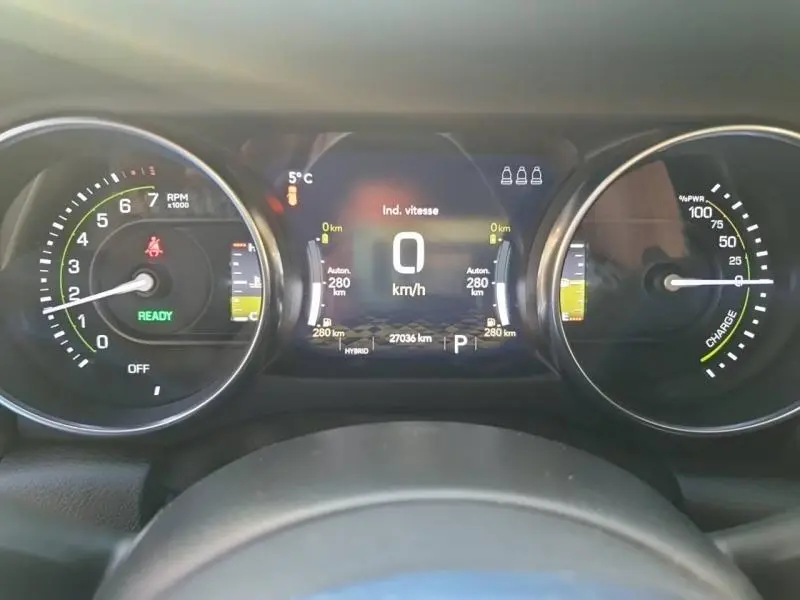 Tableau de bord numérique du Jeep Wrangler 2.0 T 380ch 4xe Sahara, affichant vitesse et autonomie hybride.