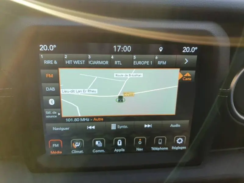 Écran tactile central du Jeep Wrangler Hydro Blue 2021 affichant la navigation et les options multimédia.