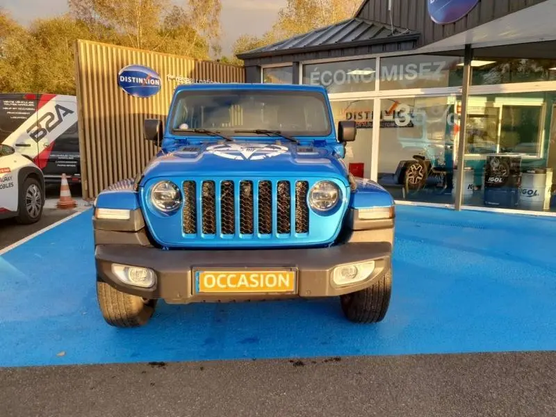 Vue avant d'un Jeep Wrangler Hydro Blue 2021 avec calandre à sept fentes et plaque "OCCASION" visible.