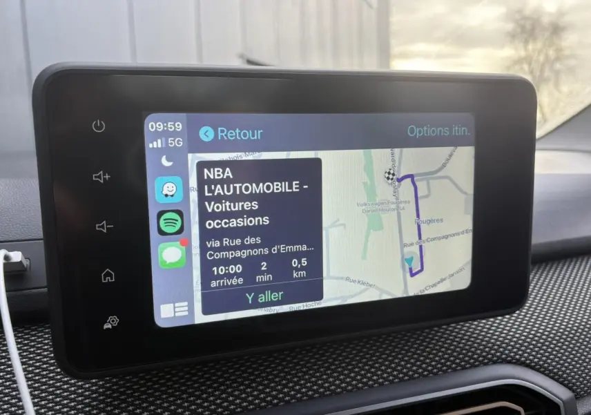 Écran tactile multimédia 8 pouces affichant la navigation GPS dans l'habitacle d'une Dacia Sandero Stepway 2024.