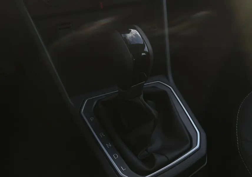 Le levier de vitesse automatique noir du Dacia Sandero Stepway 2024, vue rapprochée de la console centrale.