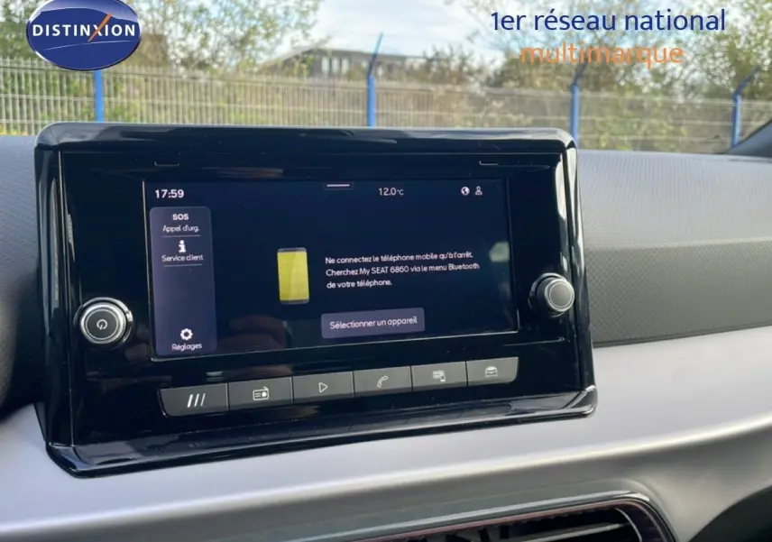 Écran tactile central du tableau de bord de la SEAT Ibiza 2025, affichant le menu Bluetooth, intérieur noir moderne.