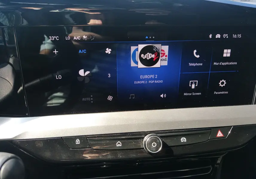 Écran tactile central de l’Opel Mokka électrique 2025, affichant la radio Europe 2 et les commandes climatisation.