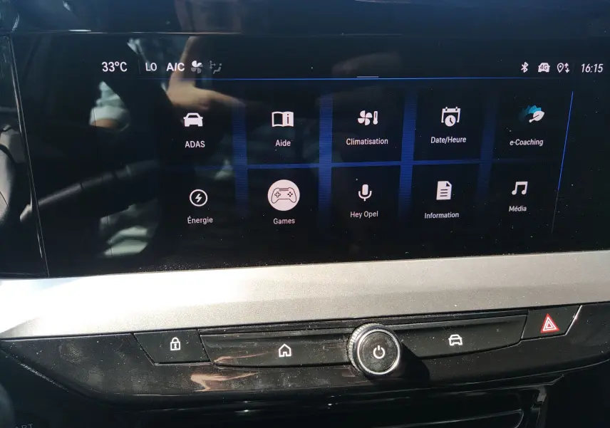 Écran tactile central de l’Opel Mokka Electric gris 2025 affichant le menu principal avec options connectées.
