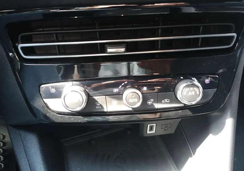 Détail de la console centrale de l’Opel Mokka Electric 2025, avec commandes de climatisation et sièges chauffants.
